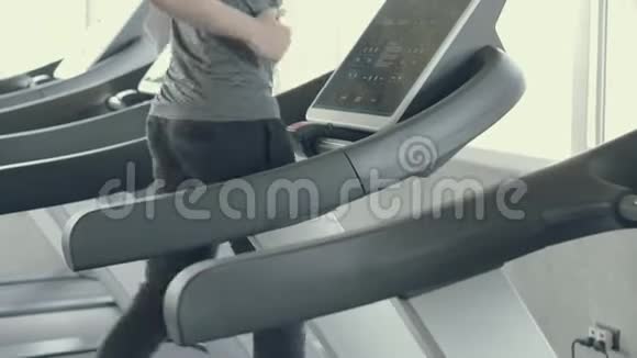 英俊的亚洲年轻人在健身房的跑步机上跑步亚洲男人在跑步中做有氧运动以保持健康视频的预览图