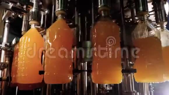 自动输送线装瓶天然柑橘果汁在工厂视频的预览图