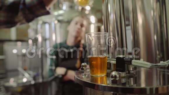 关闭男女啤酒厂测试啤酒厂4k小企业概念视频的预览图