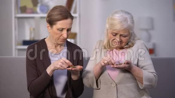 老年女性朋友在家里数硬币社会不安全收入低视频的预览图