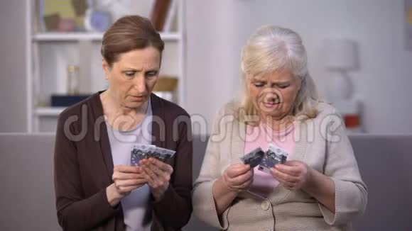 不满意的老年妇女在镜头下展示欧元钞票低收入视频的预览图