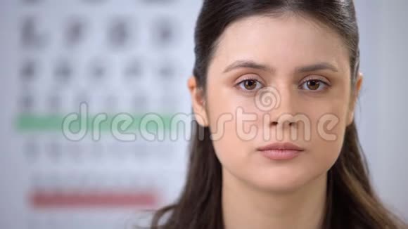 年轻女士通过晶状体到凸轮瞳孔检查眼睛角膜遗传学视频的预览图