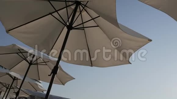 特写帆布沙滩伞贴蓝天视频的预览图