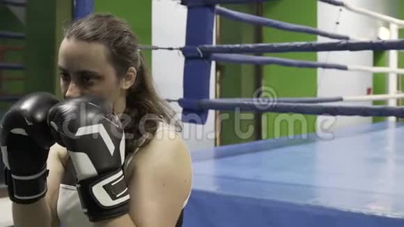 女拳击手在拳击袋上打拳全景摄像机横移视频的预览图