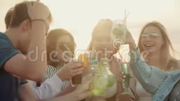 友好愉快的公司在户外玩一起喝夏季城市鸡尾酒视频的预览图