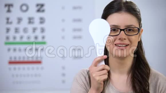 戴眼镜的微笑女士闭上眼睛微笑点头正确的镜片屈光度视频的预览图
