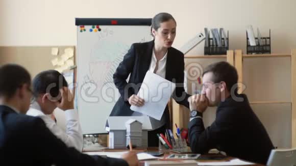 女老板穿着西装惩罚所有坐在桌边的员工她手里拿着文件视频的预览图