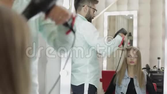 专业美发师设计干型吹风机视频的预览图