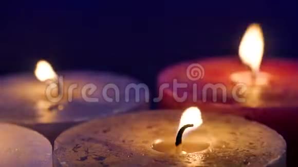 在蜡烛火焰上观看视频的预览图
