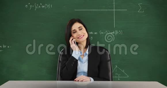 女人在黑板前打电话移动数学计算4k视频的预览图