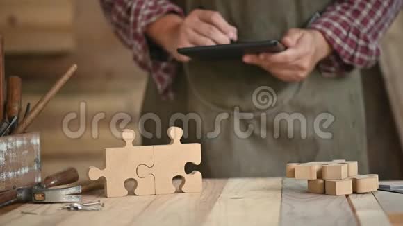 木工在木工车间工作检查木材拼图的质量视频的预览图