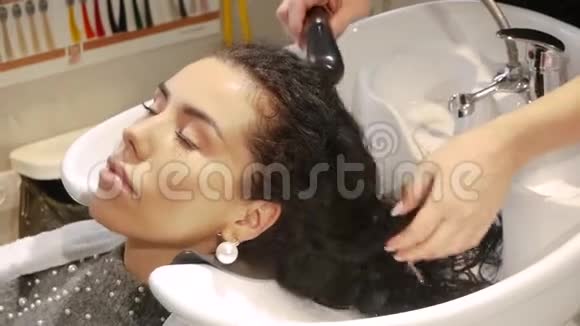 理发师洗女性头发视频的预览图