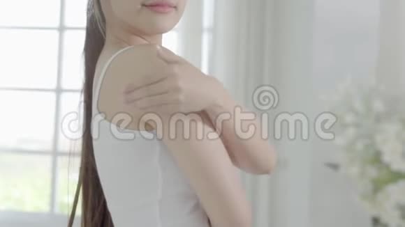 美丽的年轻亚洲女人化妆女孩手触肩霜和乳液吸引人视频的预览图