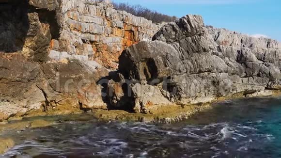 海洋膨胀海岸线岩石视频的预览图