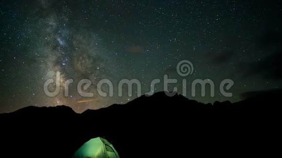 营地帐篷上的银河系视频的预览图