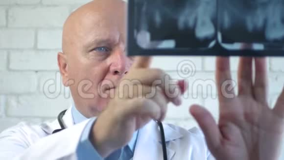 专业牙医寻找牙科放射影像视频的预览图