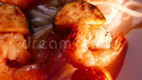 泰国中式融合美食面条搭配大虾炒上一串特写视频的预览图