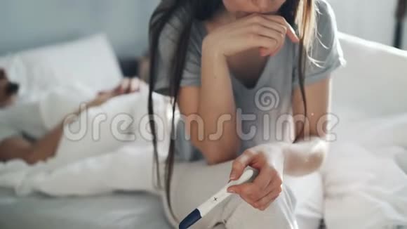 担心女人在床上等待怀孕测试结果而男人睡觉视频的预览图