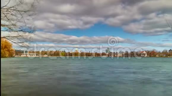 美丽的轮廓傍晚汉诺威和巨大的人工湖马赛德国4K时间流逝视频的预览图