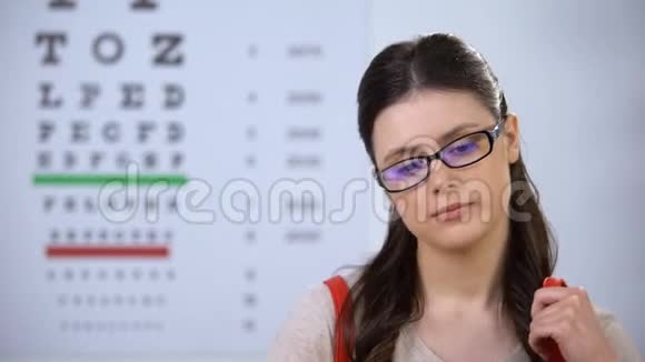 成功的漂亮女眼科医生学生戴着眼镜微笑着拍照视频的预览图