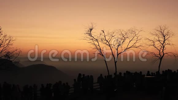 2009年12月30日锡萨克省菲摩登悬崖上的游客拍摄风景日出视频的预览图