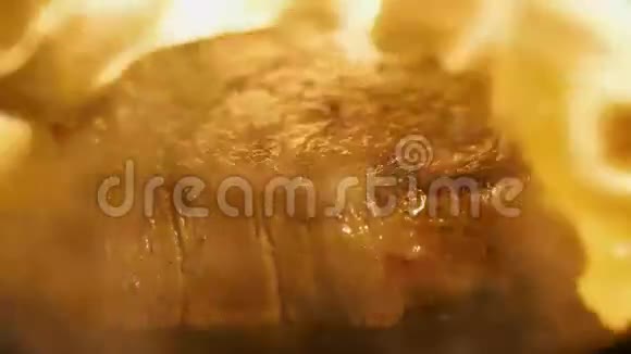烹饪肉牛肉牛排烤火近距离射击视频的预览图