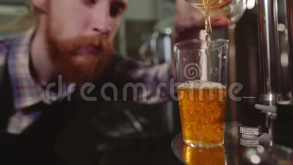 关闭男性啤酒厂测试啤酒厂4k小企业概念视频的预览图