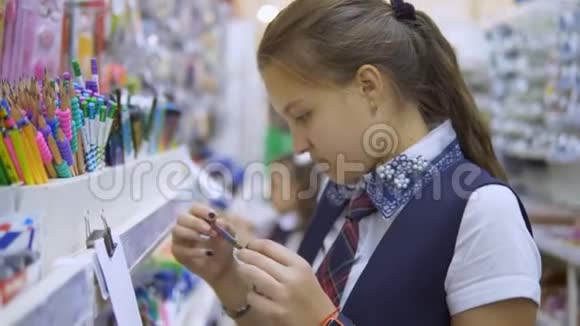 少女在超市选择文具上学前买东西视频的预览图