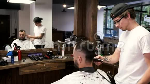 理发师为理发店的顾客做时尚发型视频的预览图