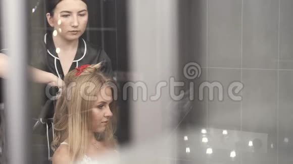 理发师穿黑色制服为沙龙客户做发型视频的预览图