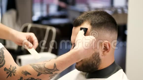 理发店为留胡子的人做发型视频的预览图