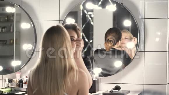 美容美发用睫毛膏做睫毛的化妆师视频的预览图