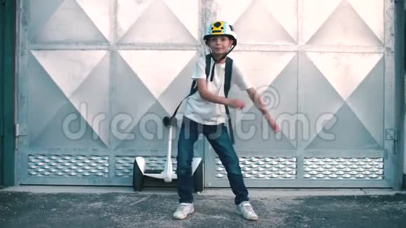 现代男孩正在车库闪亮的大门的背景上跳舞视频的预览图