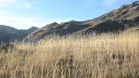 秋天的山景大自然中裸露的山脉丘陵岩石斜坡和牧场双重阿尔卑斯山维索卡波斯尼亚和黑塞哥维那视频的预览图