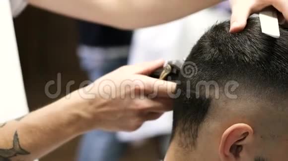 在理发店做发型时客户的头部特写视频的预览图