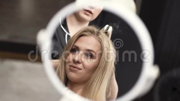 美容院金发客户镜子反光镜视频的预览图