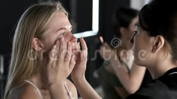 化妆师穿着黑色制服和美容店的客户视频的预览图