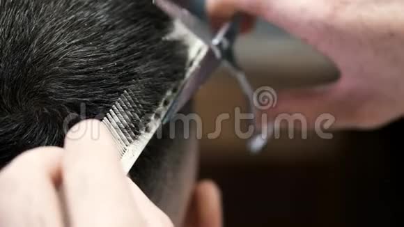 理发师在理发店用剪刀剪人的头发视频的预览图