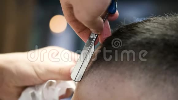 理发店为留胡子的人做发型视频的预览图