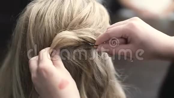 美容美发店为女性客户做发型视频的预览图