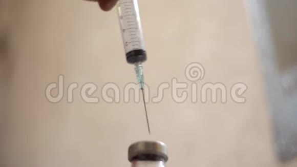 注射器从小瓶里取出药视频的预览图