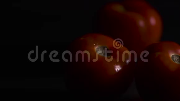 手拿西红柿视频的预览图