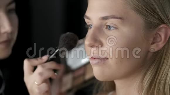 在沙龙化妆的时候特写女脸视频的预览图