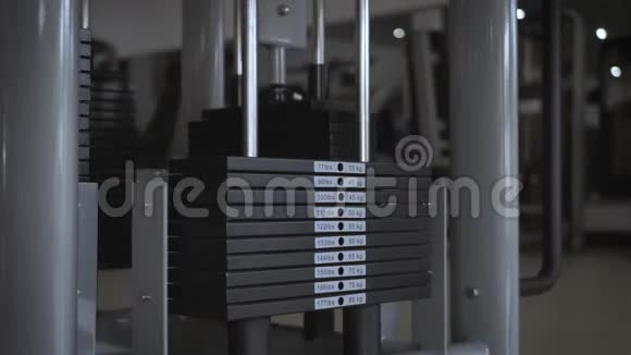 在健身房里做一台健身机视频的预览图