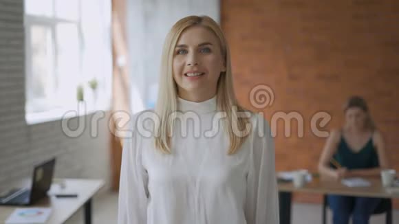 在现代办公室背景4K交叉双臂微笑成功的女人视频的预览图