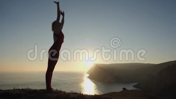 日落时做瑜伽的女孩视频的预览图