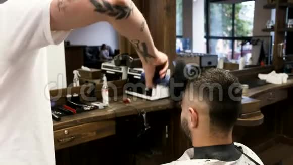 理发师用刷子从客户头上挑头发视频的预览图