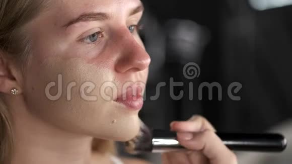 年轻女士在美容室化妆视频的预览图