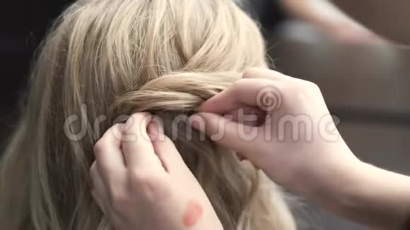 美容美发店为女性客户做发型视频的预览图