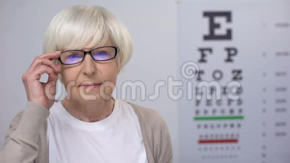 退休妇女摘下眼镜用隐形眼镜展示病例改进视频的预览图